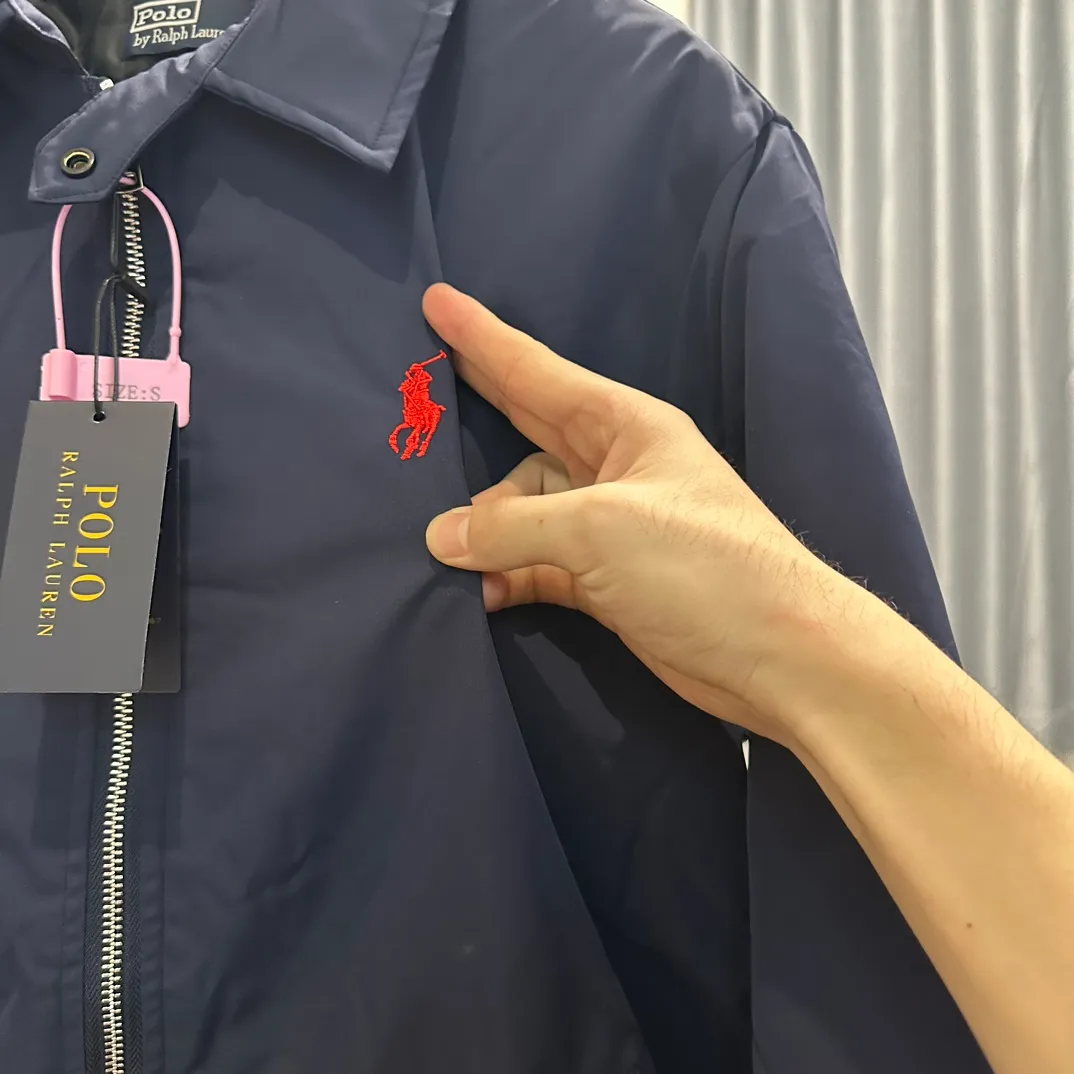 P370 #R44 Ralph Lauren veteran Harrington lapel jacket cotton winter old money style cotton jacket, same style for men and women. Classic fit design, retro windproof cotton jacket, button collar, embroidered pony logo on the chest, elastic cuffs elastic band hem collar zipper windproof design perfect fusion of casual style and street trend elements, very suitable for neutral wear. The fabric texture of cotton clothing is very good and comfortable to wear. It is a very versatile and trendy winter item. Developed from the original version, 100% pure cotton fabric and exquisite embroidery, buy with confidence, retro will never go out of style!  Color Black Navy Khaki Size: S M L